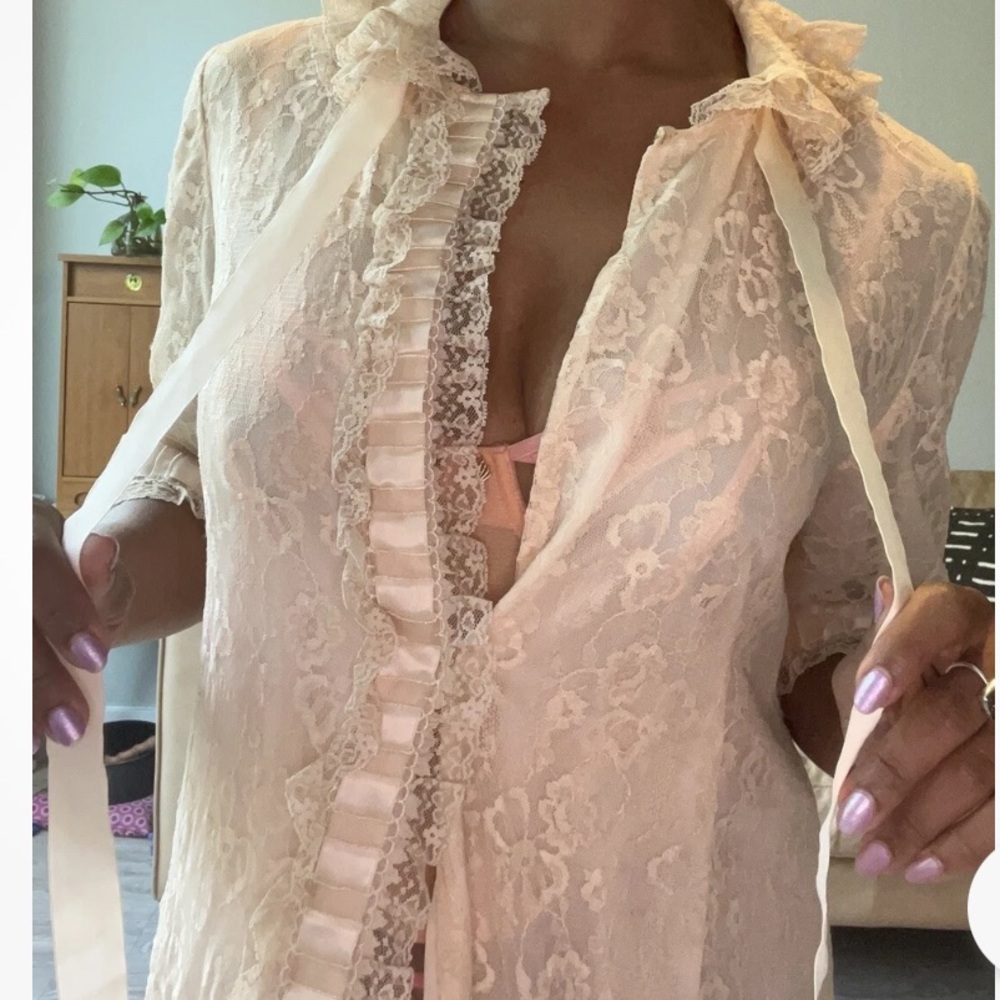 Vintage 1960’s Odette Barsa Elegant Lace  Robe with Ribbon Detail